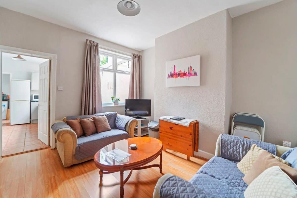 4 Bed Homely Retreat - Wolverhampton Esterno foto