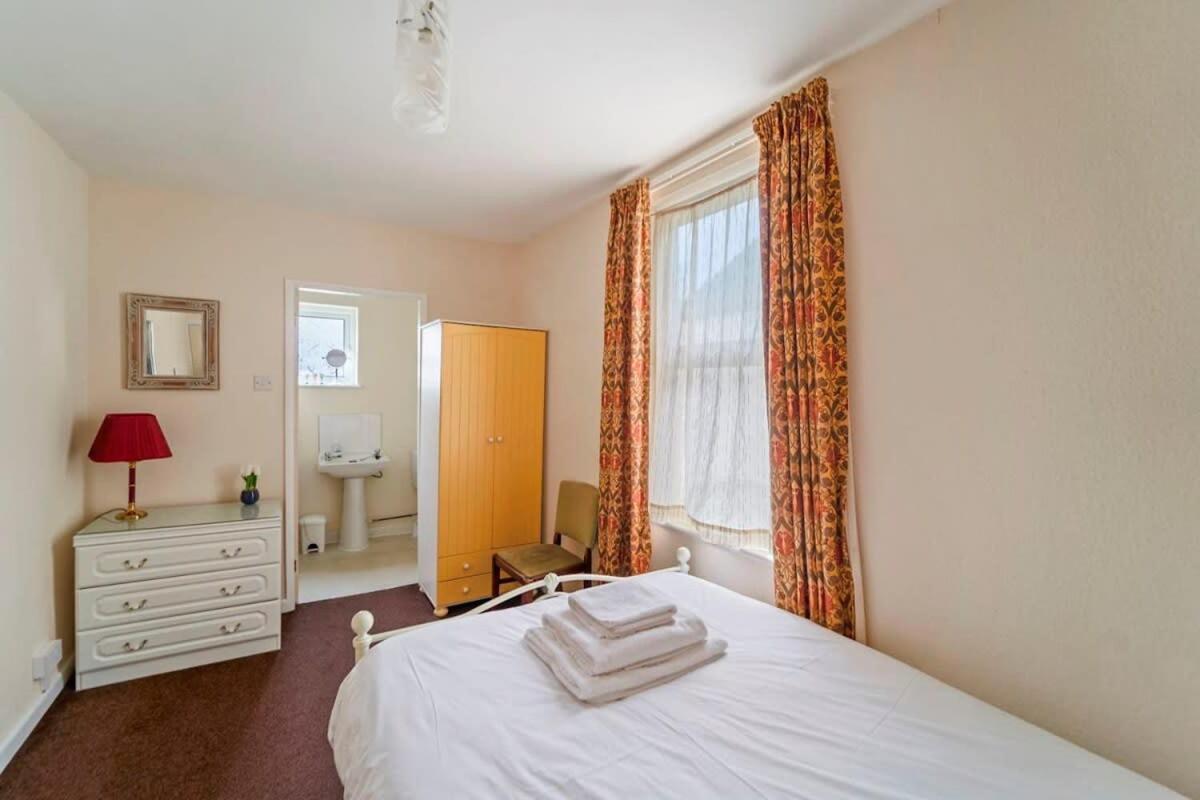 4 Bed Homely Retreat - Wolverhampton Esterno foto