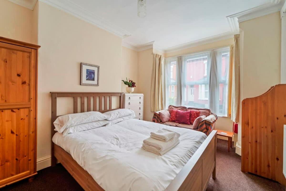 4 Bed Homely Retreat - Wolverhampton Esterno foto