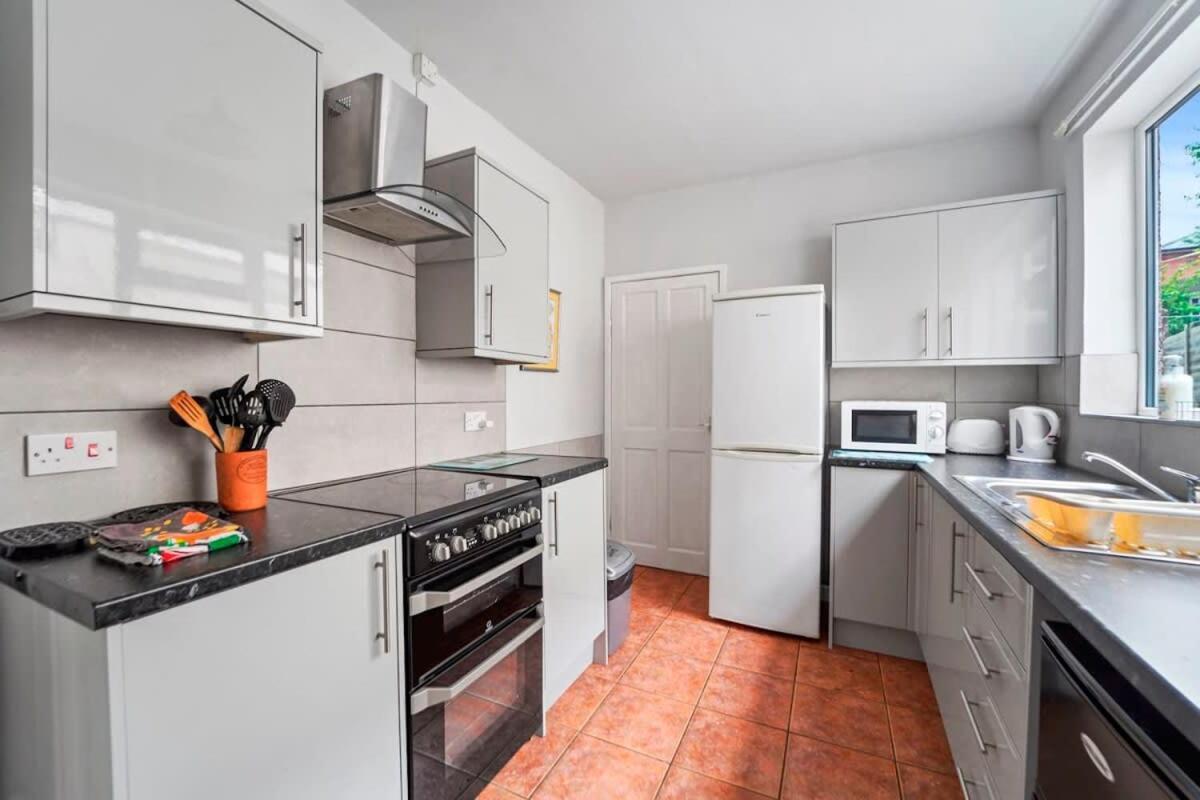 4 Bed Homely Retreat - Wolverhampton Esterno foto